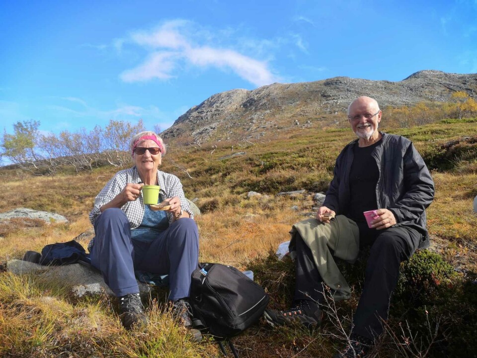 Gratulerer med 58-årsbryllupsdagen Brynhild og Svein. Et godt voksent par som har tatt matpause på fjelltur.