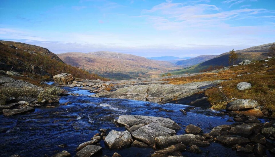 Heimover Vindøldalen. En stor bekk på fjellet.