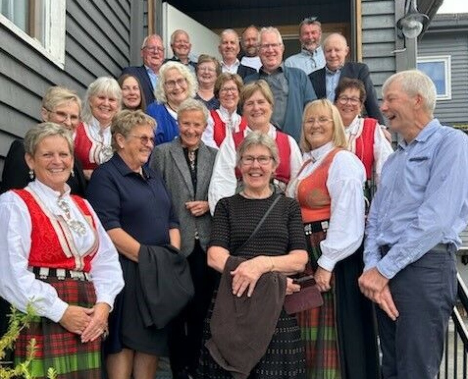 50-årskonfirmantene i Øye og Ranes 2024. Ei stor gruppe mennesker samla i ei trapp for fotografering.