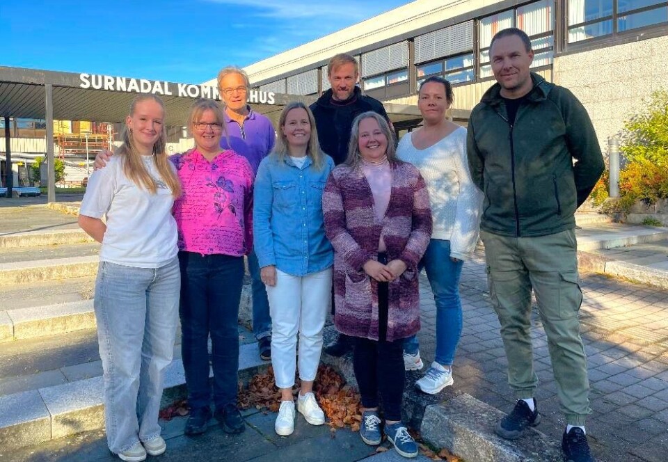 Torsdag var denne gjengen samlet i møte for å skape en tryggere nyttårsfeiring i Surnadal. Leder i ungdomsrådet Ida Mo, fagleder i psykisk helse og rus Marit Solem Meisingset, Råg Ranes fra Surnadal kommune, ungdomskontakt Kristin Børset, Hans Christian Hårstad fra Brannvesenet, varaordfører Annett Ranes, natteravn Kristin Moen Sæterbø og politikontakt Tor Hansen. Åtte mennesker foran en bygning.