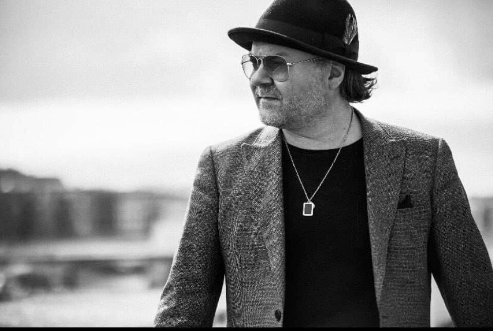 Trond Helge Johnsen er aktuell med konsert på 3 Venner Mann med solbriller og hatt