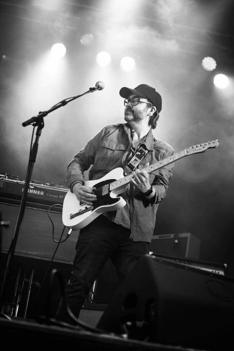 Klar for konsert på 3 Venner mann med gitar på scene