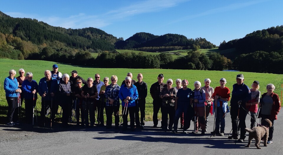 Stavgang til Årnestrøa MAnge mennesker står klare for tur