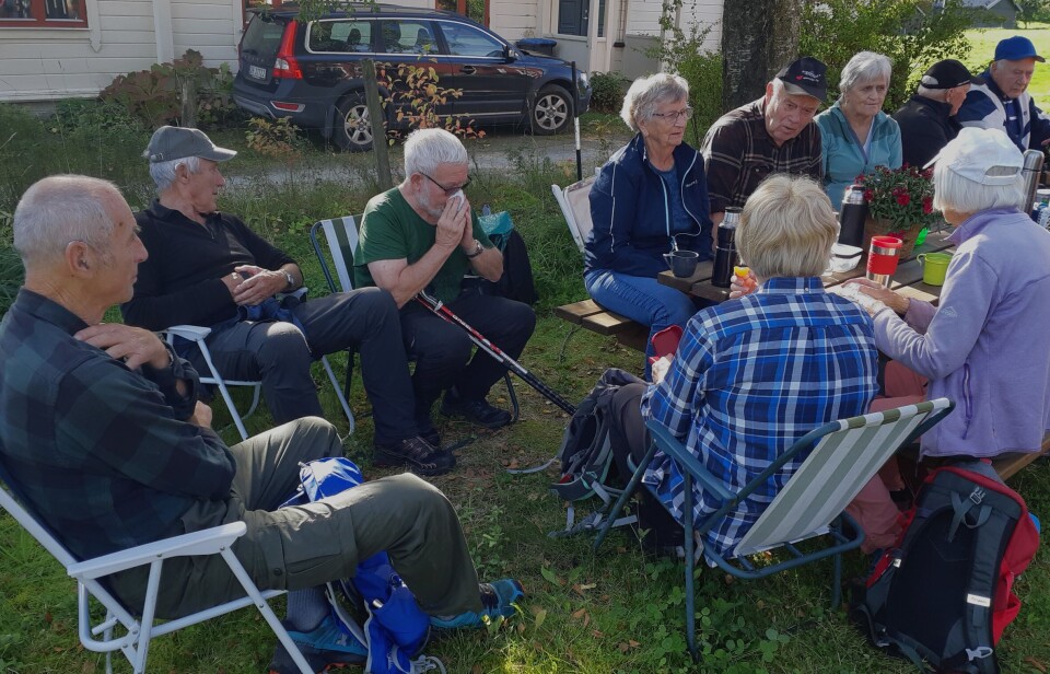 Stavgang til Årnestrøa Folk sitter på turstoler og spiser mat