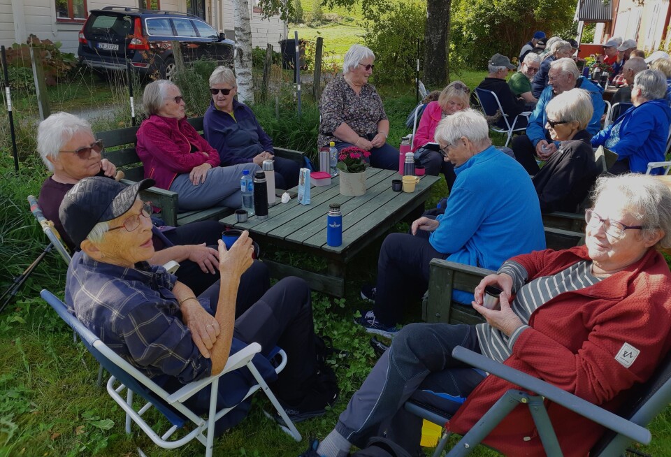 Stavgang til Årnestrøa Folk sitter i stoler ute