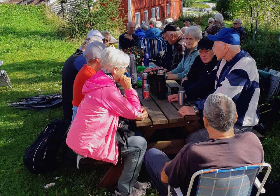 Stavgang til Årnestrøa Folk sitter rundt et bord ute og spiser maten sin