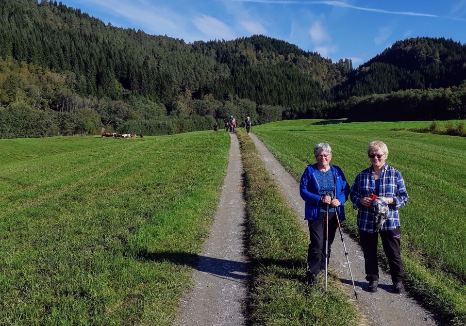 Stavgang til Årnestrøa To kvinner på tur smiler mot kamera