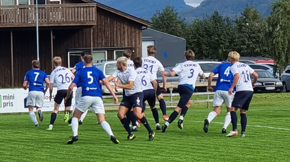 Surnadal tok i mot Orkla på Syltøran lørdag Fotballkamp på en gressbane