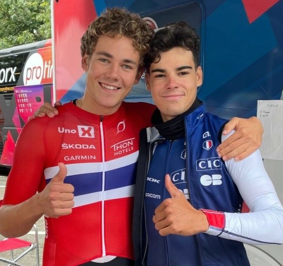 Her er Eirik avbildet sammen med sin gamle franske lagkamerat fra året i Frankrike. De syklet begge EM for hvert sitt landslag i år. To ungdommer står sammen og har hver sin tommel opp.