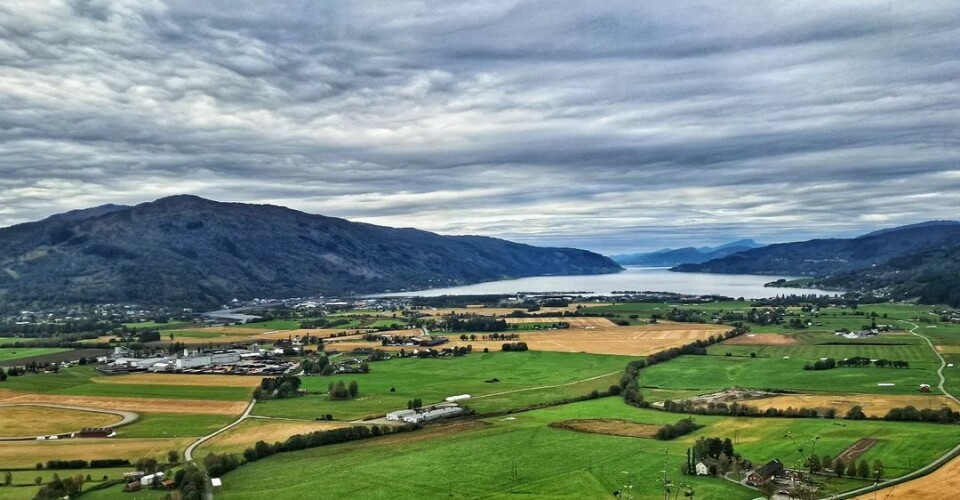 H Ø G B E R G E T 🌥 Utsikt over bygd, fjord og fjell.