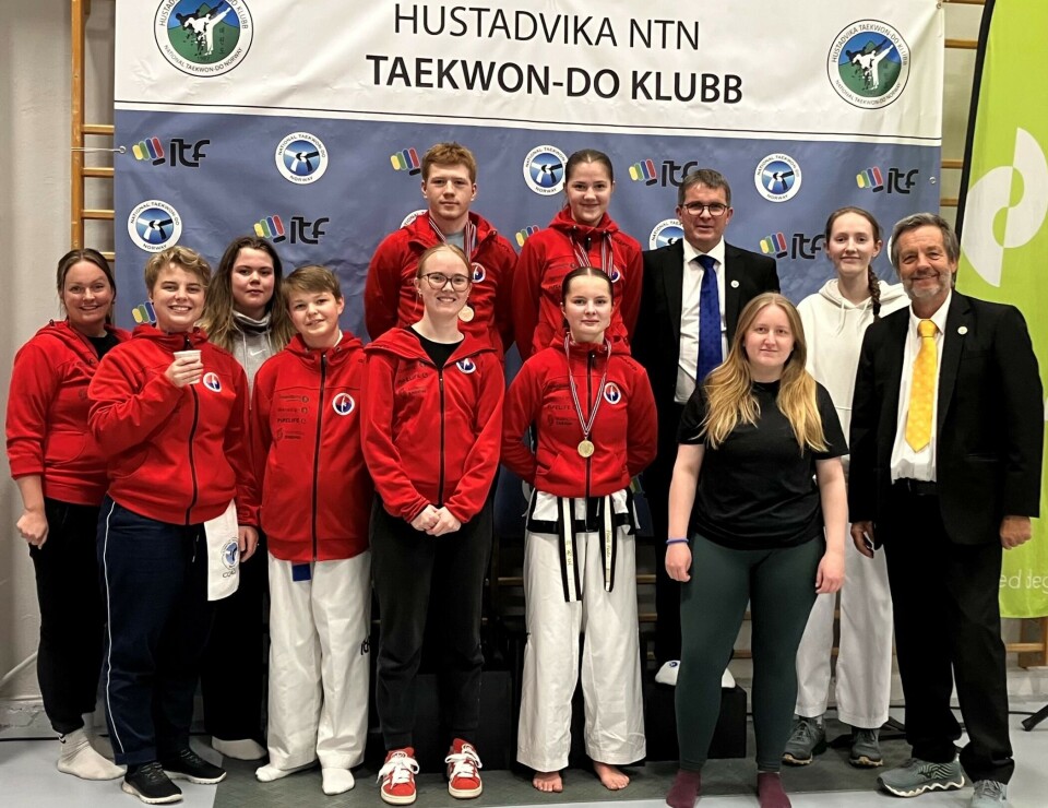 Alle unntatt en av helgas deltakere fra Surnadal Taekwon-Do klubb. Taekwon-Do-utøvere oppstilt til fotografering.