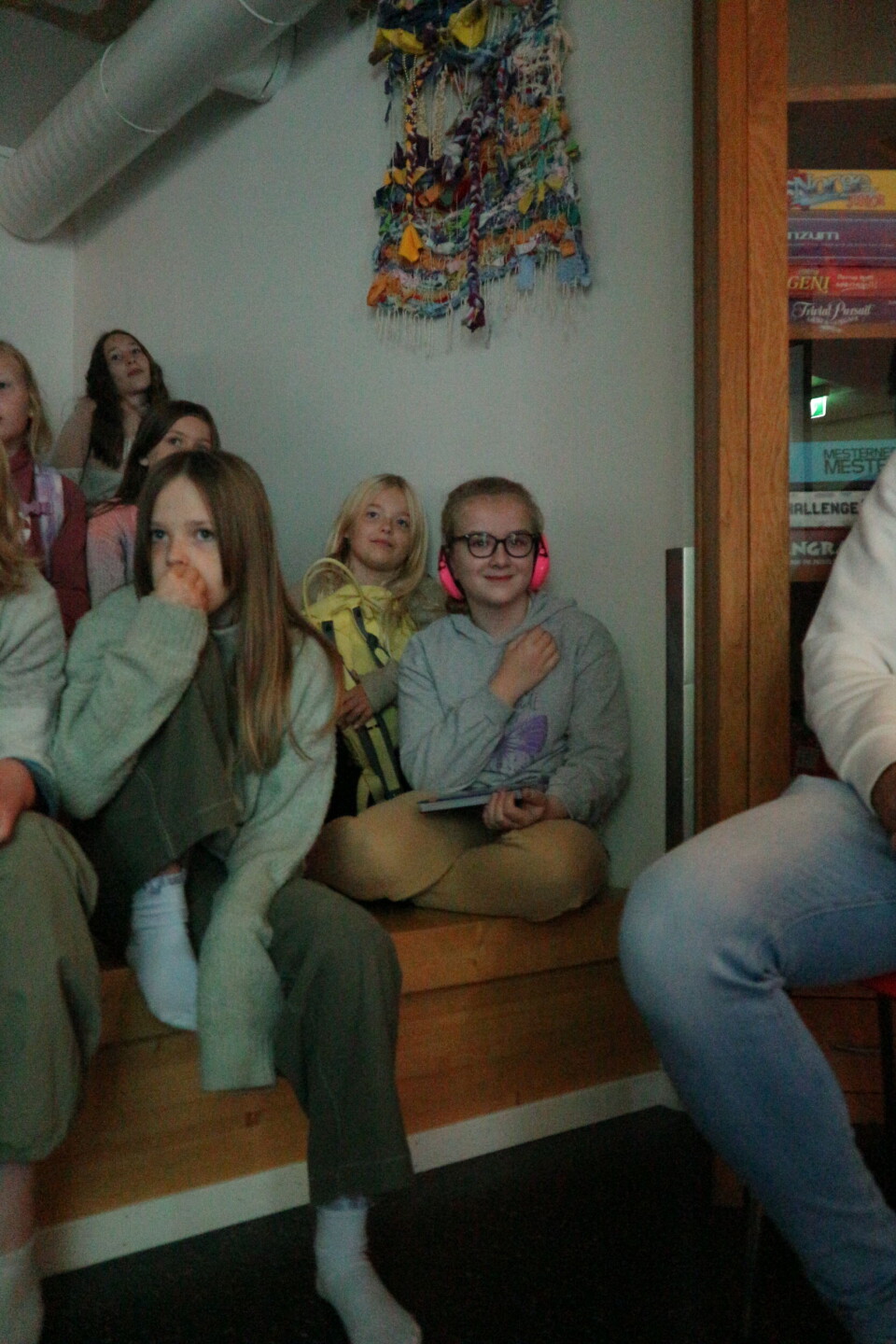 Julia ble overrasket og glad da hun så at Victor hadde spilt inn en video til henne! jente blant flere barn