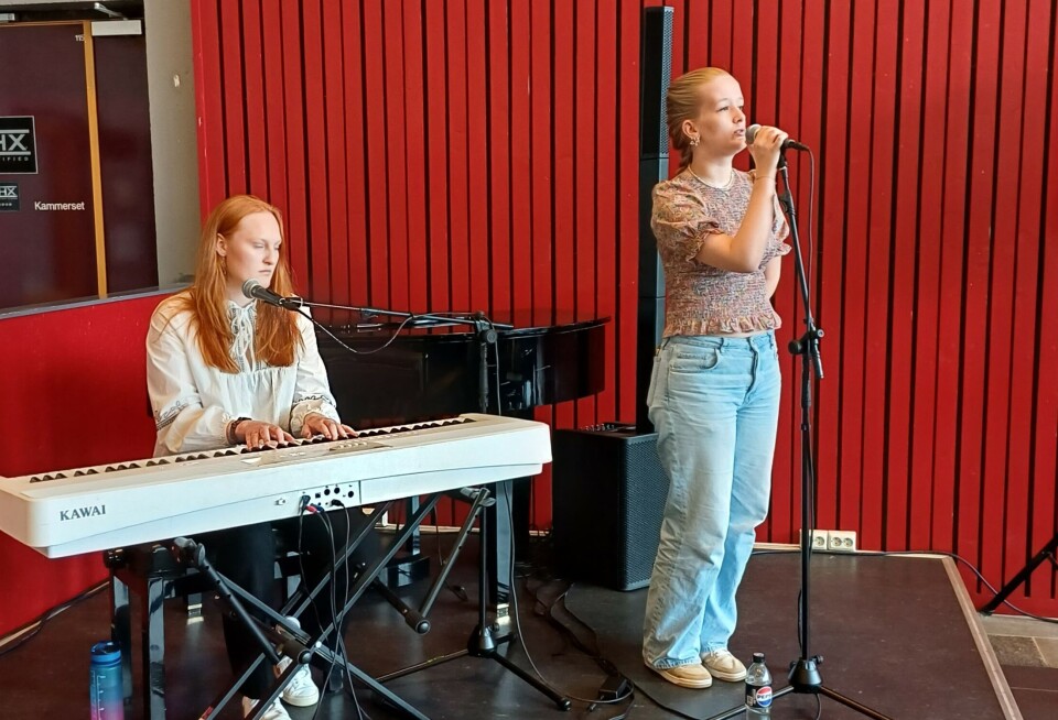 Johanne Holten og Ida Mo sto for det musikalske innslaget. Ei ung dame som spiller på et tangentinstrument, og ei som synger i mikrofon.