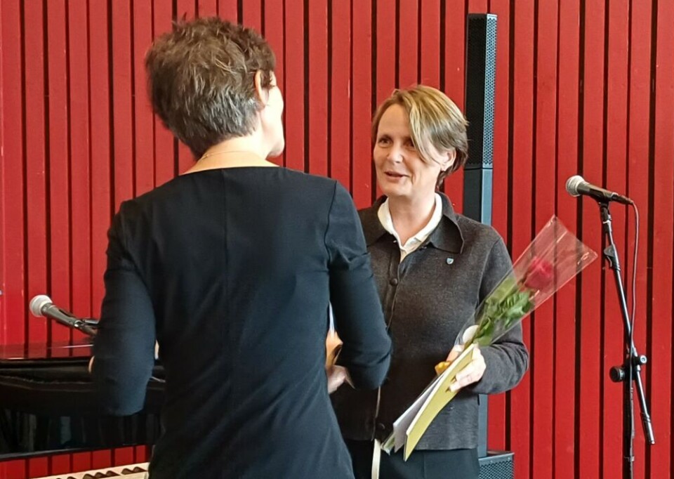 Kulturdirektør Heidi-Iren Wedlog Olsen fikk overrakt blomster. Ei dame som overrekker blomster til ei anna dame.