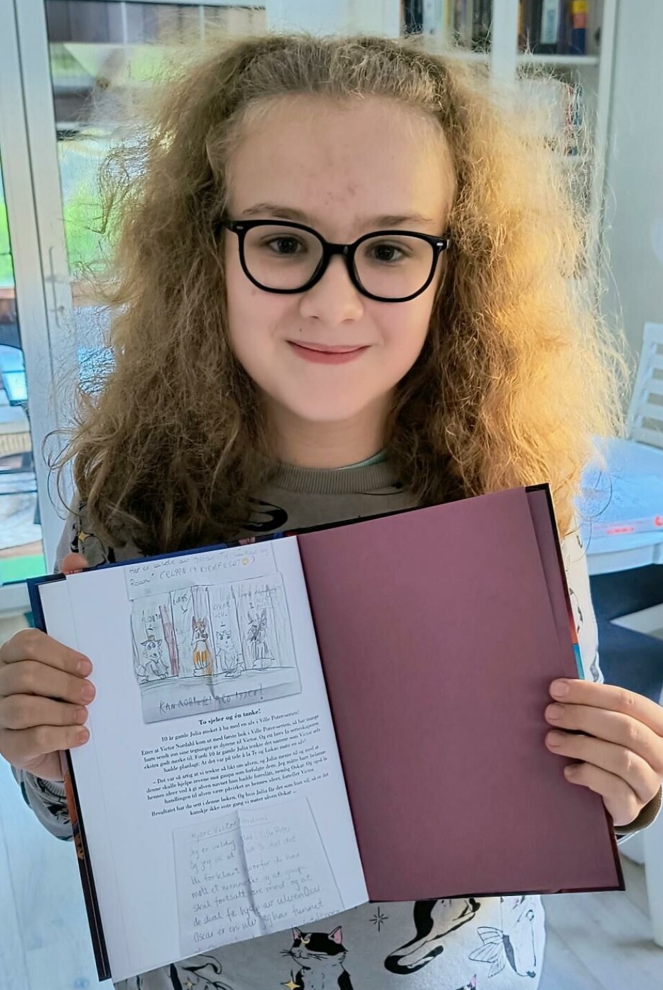 Ville Poter har inspirert Julia til å fortsette med sitt eget kreative arbeid. jente med bok