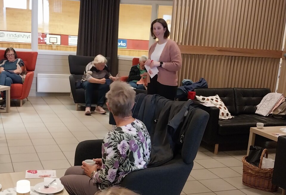 Markerte Sanitetens uke på Frivilligsentralen En kvine snakker for de som ser på