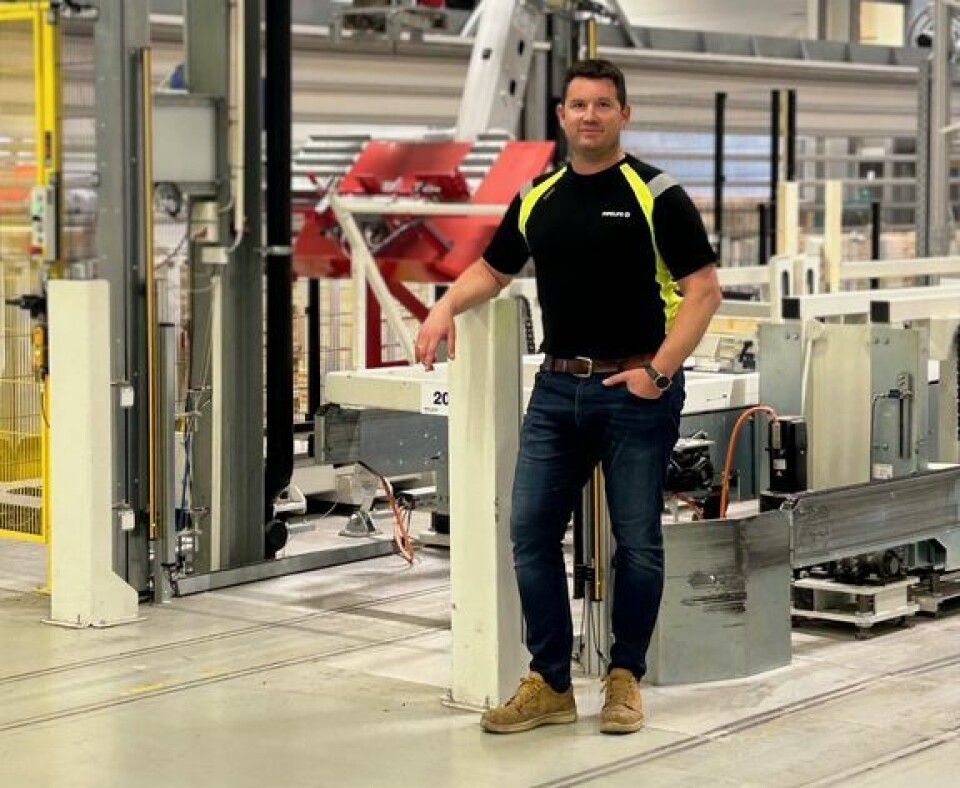 Robin Tellesbø blir ny fabrikksjef på Pipelife sin fabrikk i Surnadal. En mann står foran en maskin