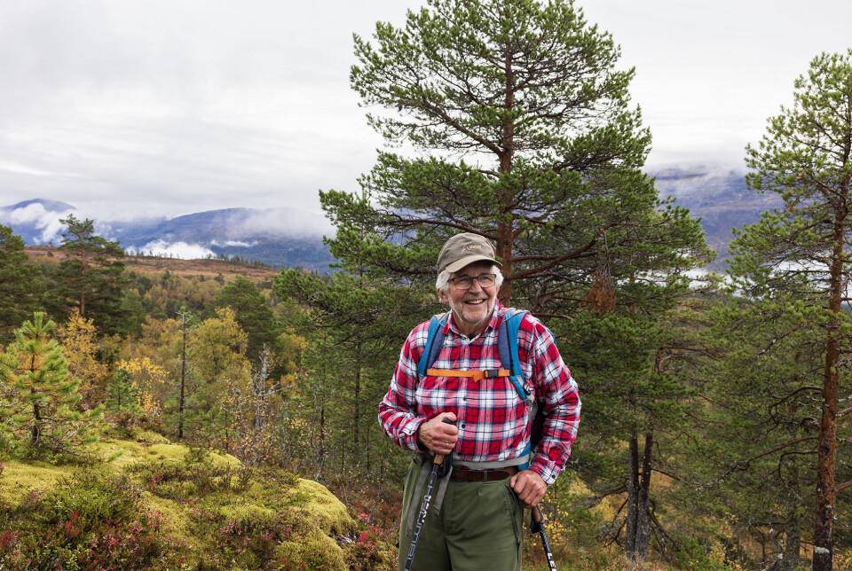 Tor Asle, ein likandes og blid turleiar. En turkledd mann i marka. Bake han er utsikt over skog, fjord og fjell.