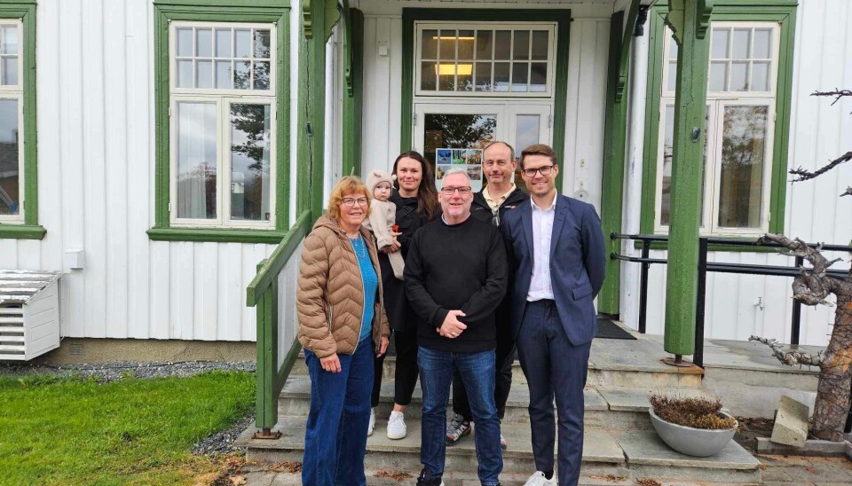 Rindal Arbeiderparti med statssekretær Per Olav Skurdal Hopsø på besøk. Fem voksne og en baby på trappa utenfor Rindalshuset.