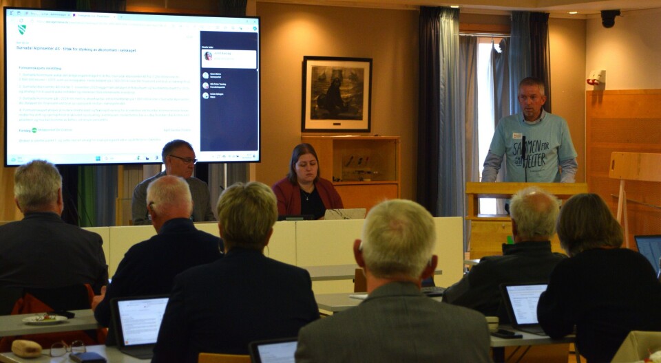 - Ingen tvil om at det er krevande tider En mann på talerstolen i et møterom.