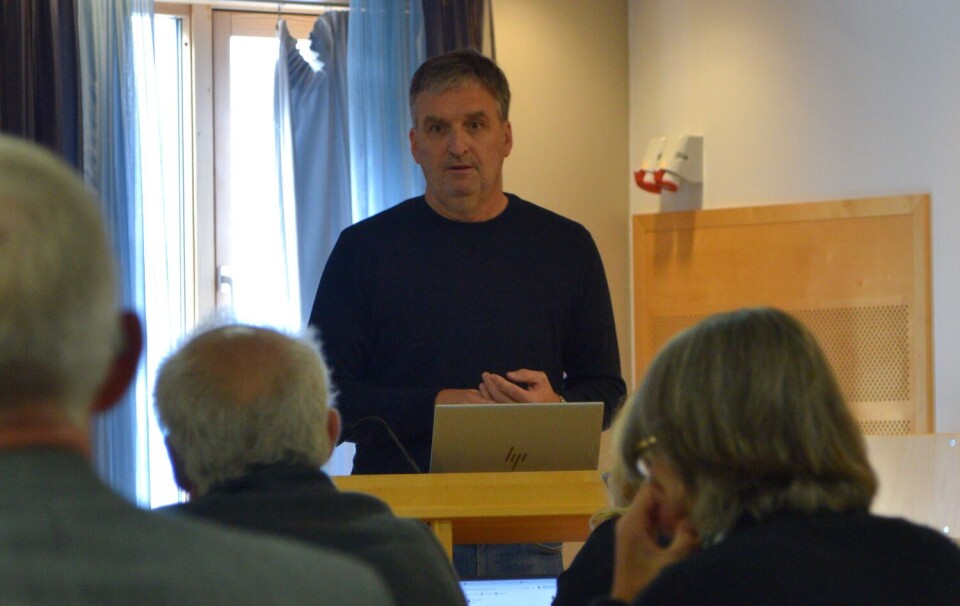 Trond Skogseth, dagleg leiar for Todalsfjordprosjektet AS. Ein mann på talarstolen i eit møterom.