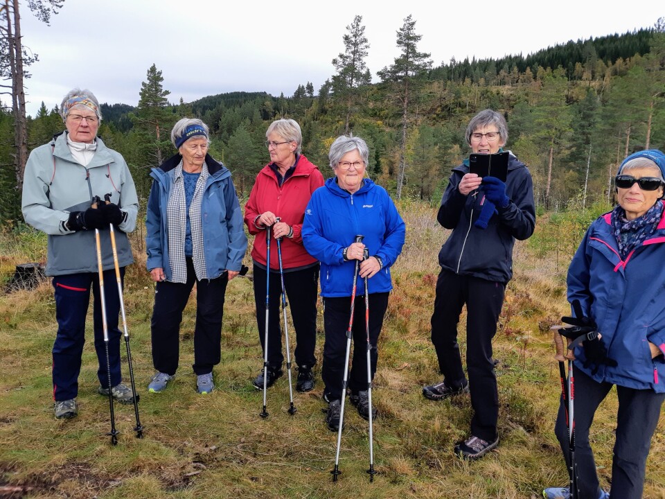 Stavgangtur til Øygardshalsen Seks turkledde damer oppstilt for fotografering i marka.