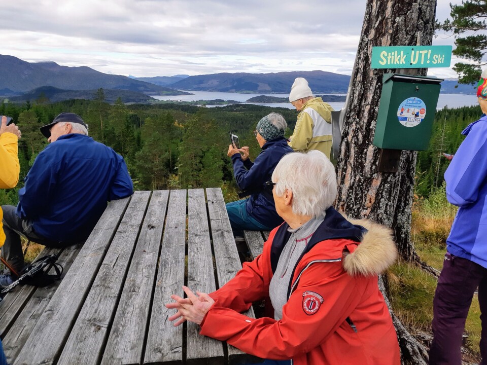 Stavgangtur til Øygardshalsen Flere turkledde personer ved et rasteplassbord ved en trimboks, et 'StikkUt'-turmål.