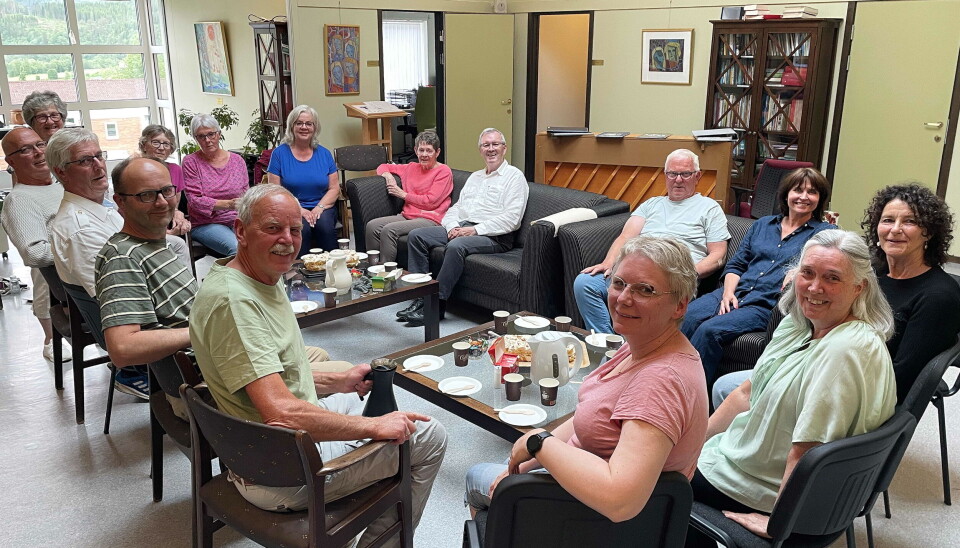 Allsidige Prosjekt 17 øver i Kyrkjelydshuset i Surnadal – alltid med kaffepause mellom Bellman-viser, salmesatsar og Mendelssohn. mange folk rundt bord