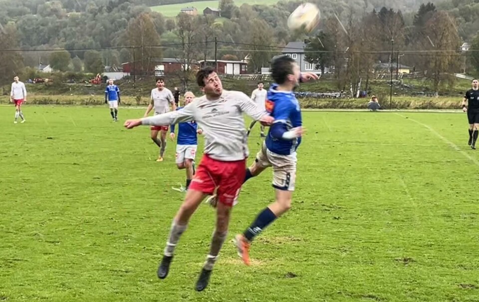 Det ble en tett og jevn kamp Fotballspillere i hodeduell