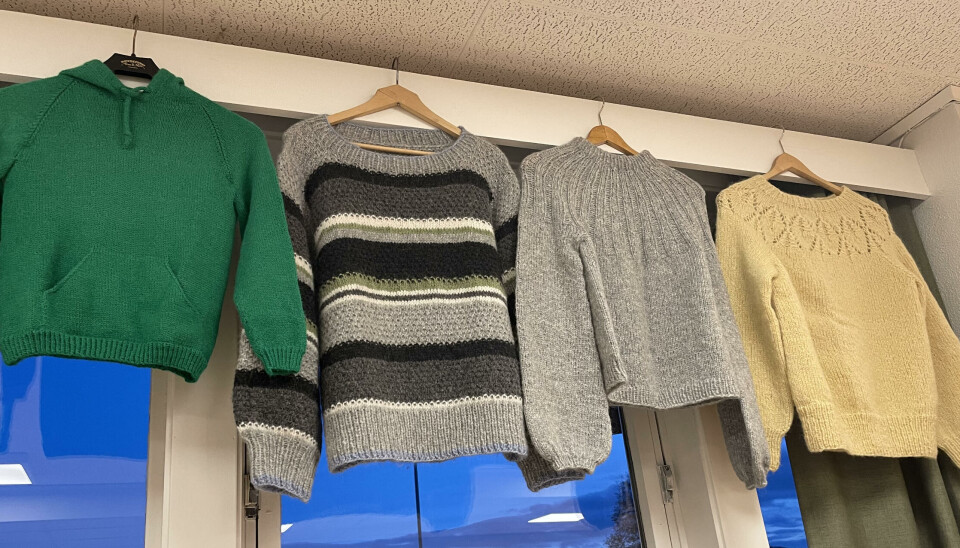 Mye flott håndverk og strikkeplagg på basarbordet Gensre som henger til utstilling