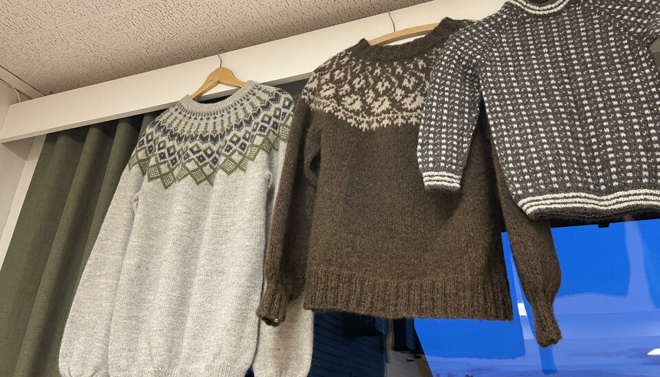 Her har sanitetsdamene virkelig stått på, om en kan vinne mye fint Strikkeplagg for herre.