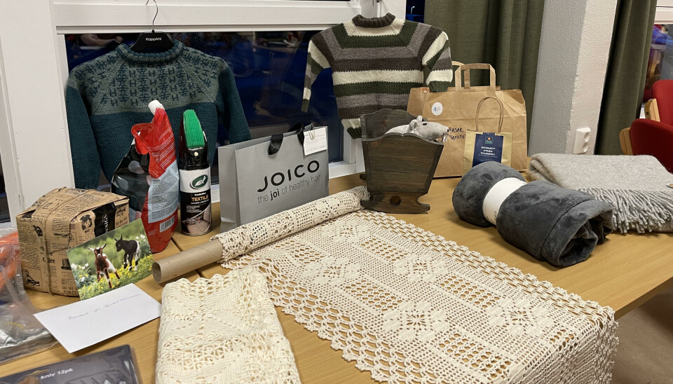 Det bugner på gevinstbordet Basar-premier.