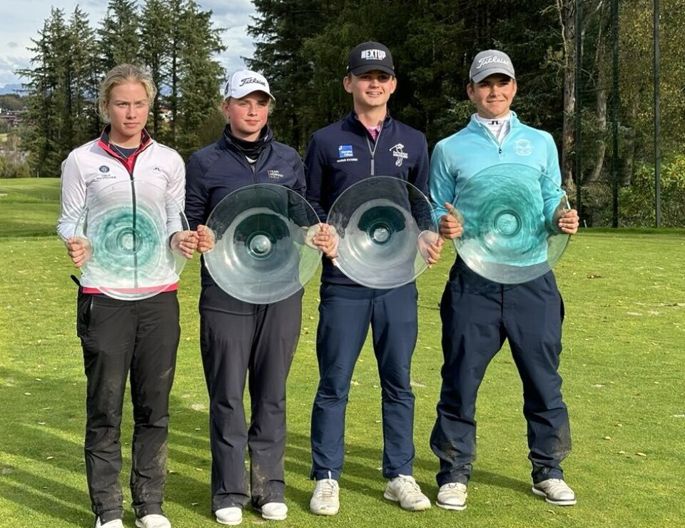 Sammenlagtvinnere i Srixon Tour 2024; fra venstre Anne Witte-Skjelbred, Oslo GK (Jenter U15), Tomine Sel, Stavanger GK (Jenter U19), Marius Kvande, Surnadal GK (Gutter U15) og Marcus Audun Goosen, Sunnfjord GK (Gutter U19).