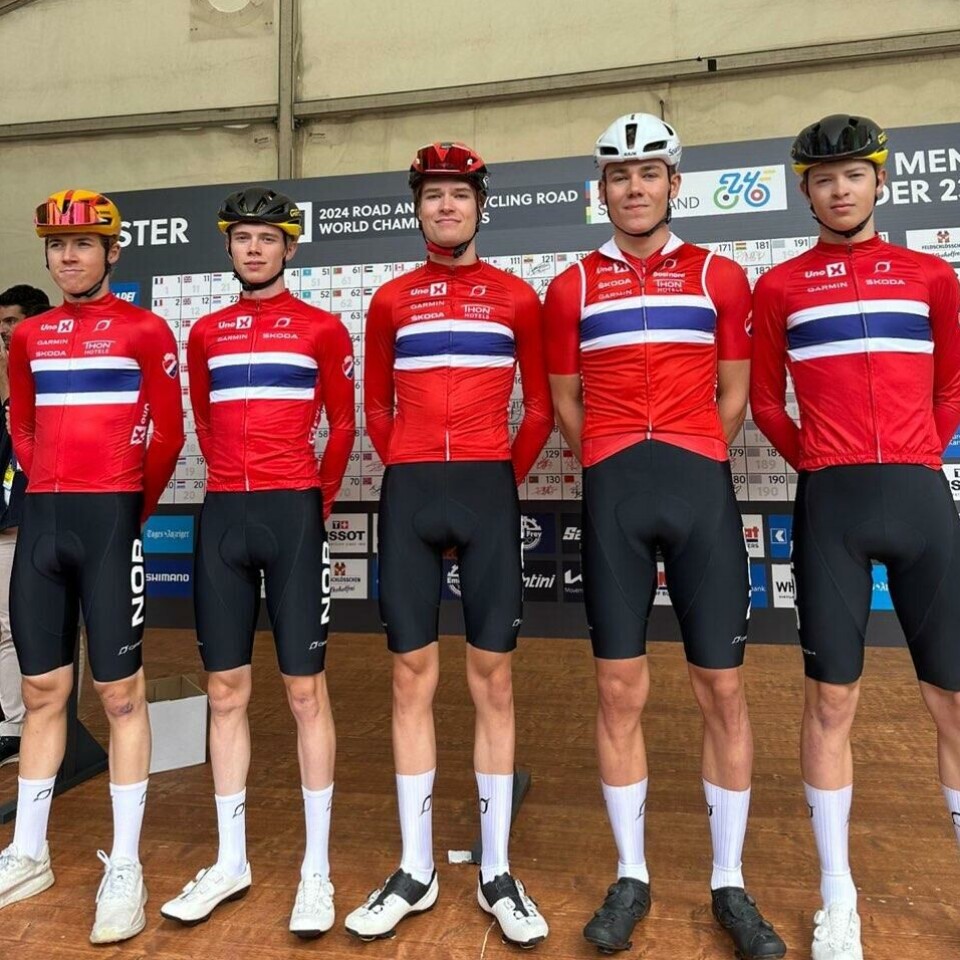 De fem som deltok i VM i U23 fredag. Eirik Vang Aas nummer to fra høyre. Fem syklister står i sykkelklær ved siden av hverandre.
