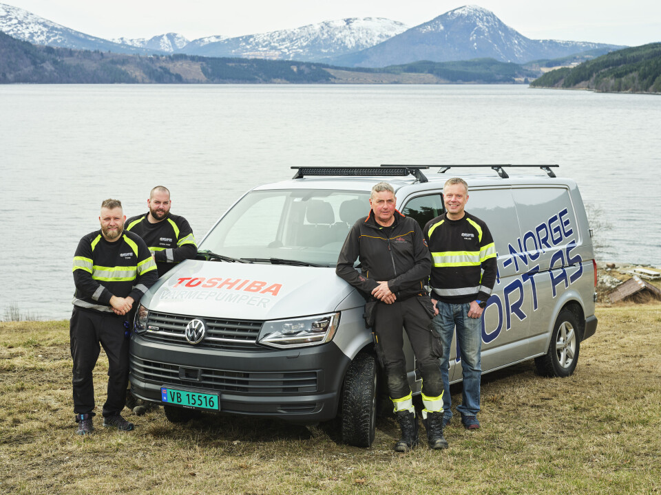 MidtNorge Port satser på varmepumper Fire menn i arbeidsklær oppstilt rundt en firmabil. Sjø og fjell i bakgrunnen.