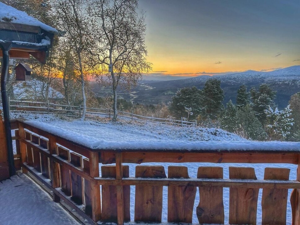 Kårliåsen. Årets første snø ☀️❄️ En veranda med et tynt lag med nysnø på.