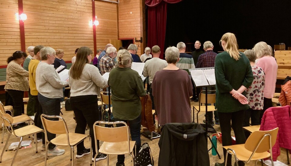Koret har medlemmer mellom 25 og 80 år, og har plass til flere. Nærmere 30 personer står og synger,