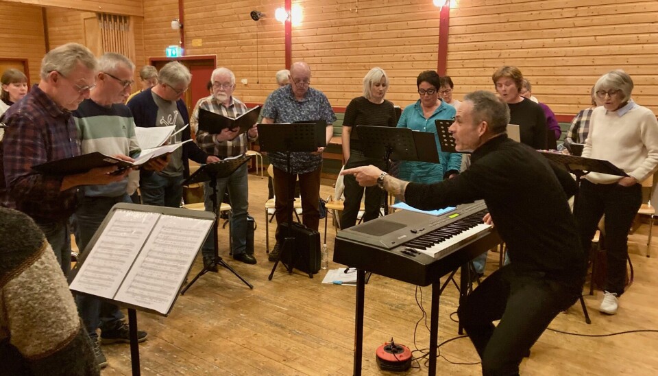Koret synger 'Har du fyr' av Ola Bremnes, og lover flere kjente pop-slagere på konserten. Dirigent og kor