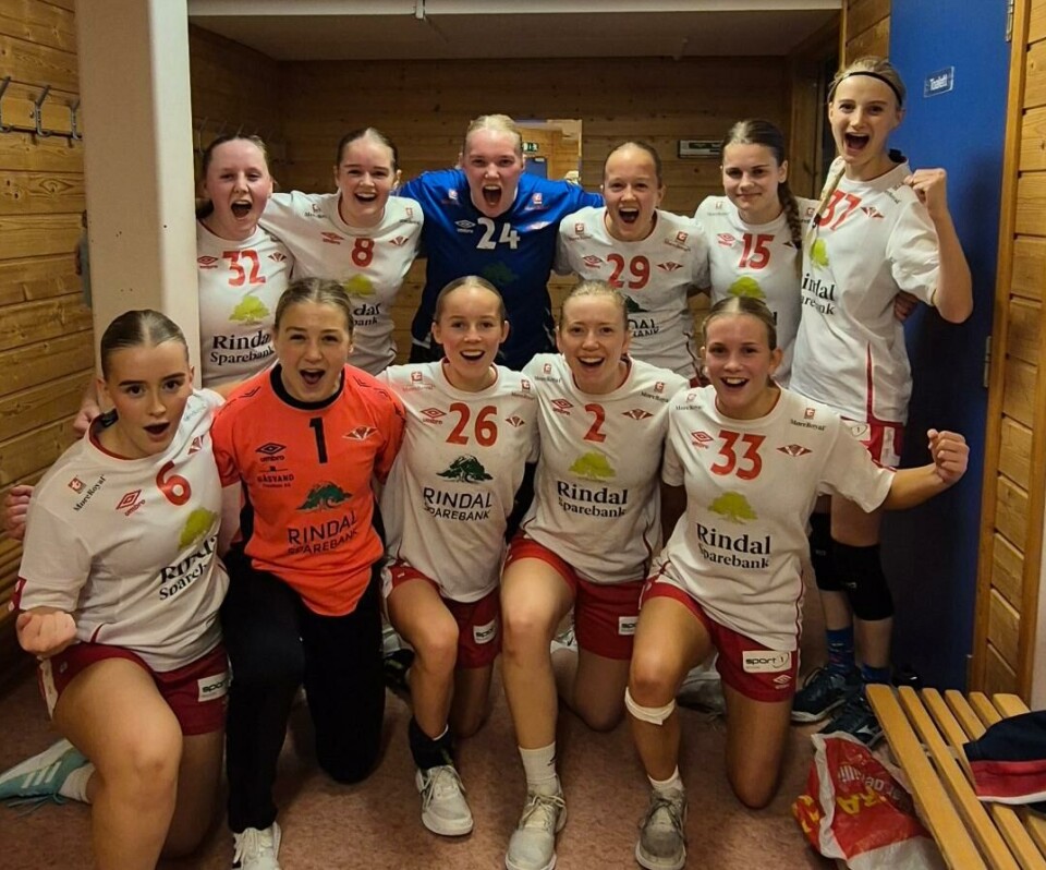Nervepirrende under lagets første hjemmekamp Håndballungdommer i spilledrakter.