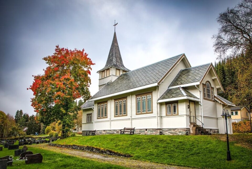 Høst ved Øvre Rindal kapell 🍂🍁🍄 Ei lita trekirke, og trør med løv i høstfarger.