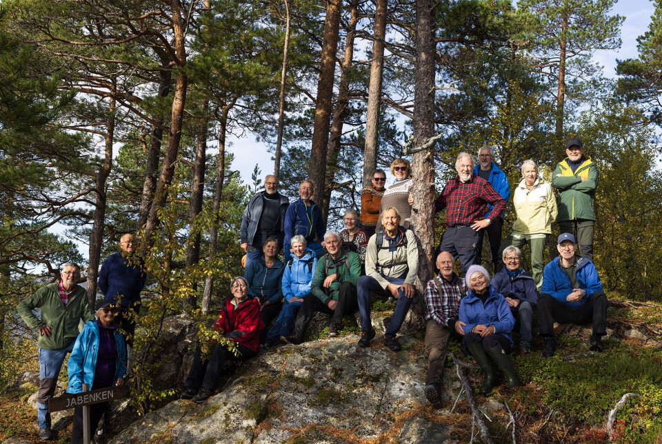 Alle 21 ved Jabenken. 21 turkledde folk oppstilt for fotografering i skogen.