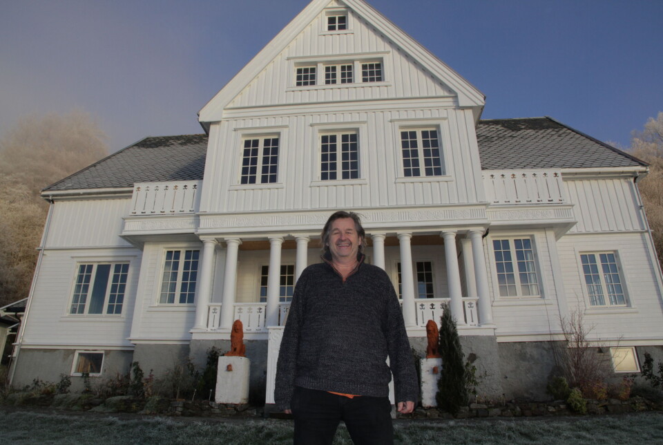Den 19. oktober blir det nobelt på Rønnan, her ved eigar Anders Askelund. En mann foran en stor gammel trevilla.