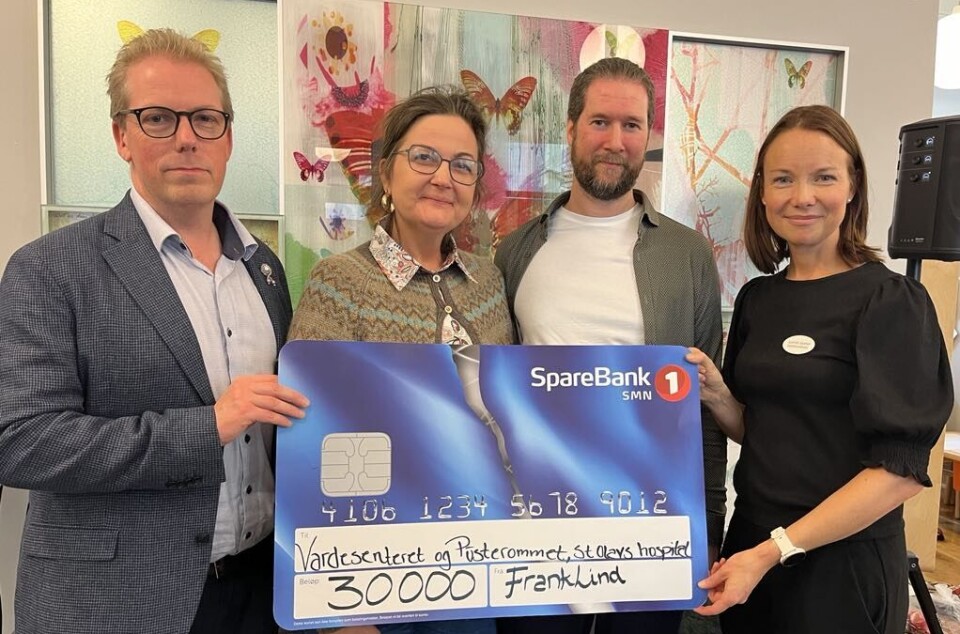 Tom Anders Stenbro (regionsleder i Kreftforeningen Midt Norge) og Gunnhild Jakobsen, Senterkoordinator ved Vardesenteret og Pusterommet ved St.Olavs Hospital, får en sjekk på 30 000 kr fra julestreamen til Linda og Frank Botten En dame og en mann holder en stor sjekk på 30000 kr. To personer, en dame og en mann står bak sjekken