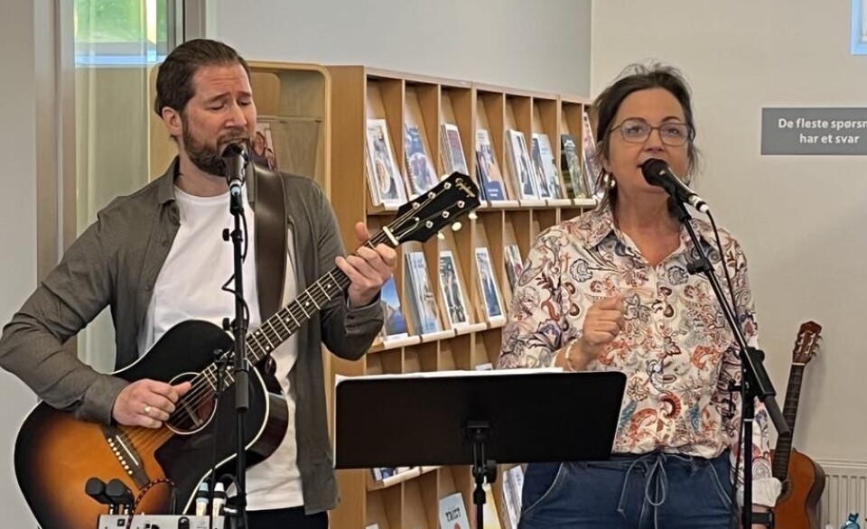 FrankLind sin musikk treffer publikum godt. Det er helt stille mens de synger En mann med gitar til venstre i bilde. En dame til høyre som synger.