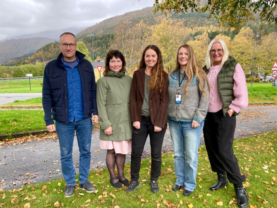 Arrangementsgruppa tror årets landbrukskonferanse er av kollektiv interesse. F.v: Tore Gjul, Mona Rosvold, Elin Moen Lysø, Solvår Halset og Liv Dalsegg. Harald Bredesen var ikke til stede. en mann og fire damer oppstilt ute