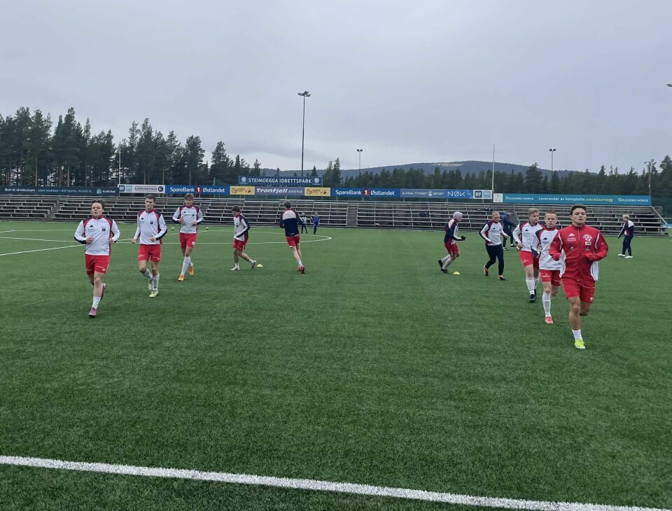 Tap på bortebane Et fotballag varmer opp på banen før kamp