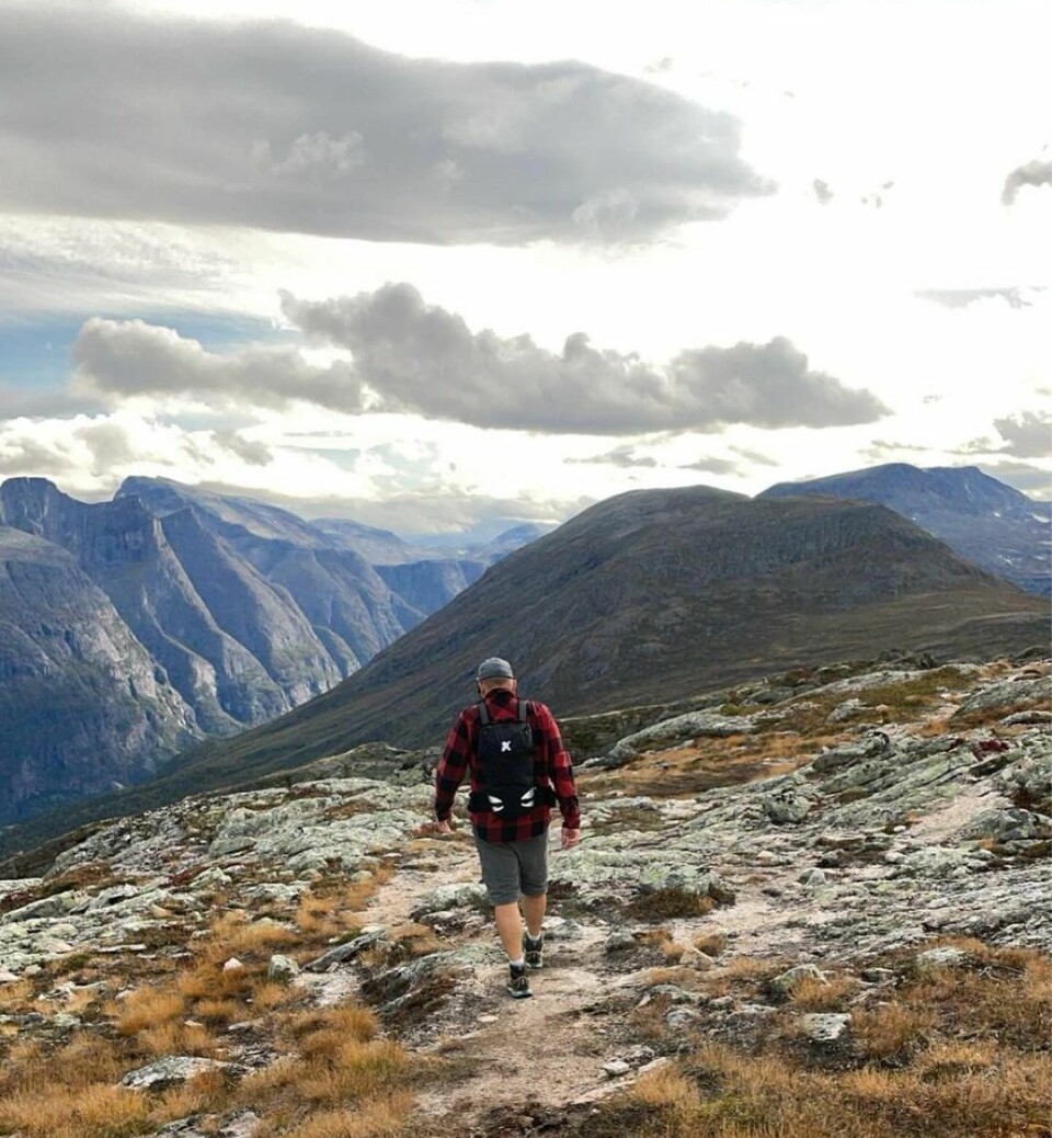 Flott søndagstur til Vettafjellet en mann går på fjellet
