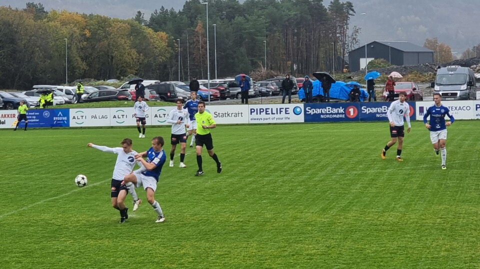En våt bane med mye action på søndagens kamp. En fotballkamp