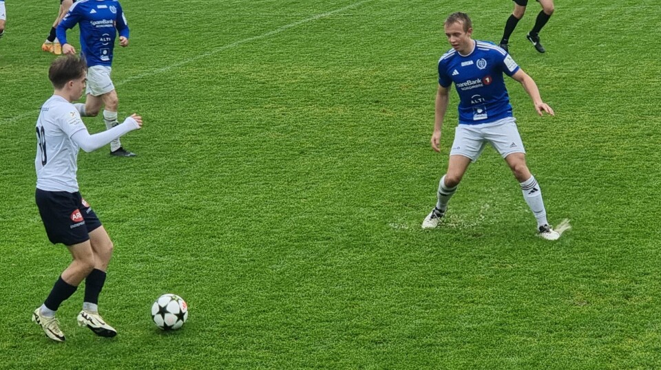 3 poeng rikere etter sesongens neste siste hjemmekamp En fotballkamp på våt gressbane