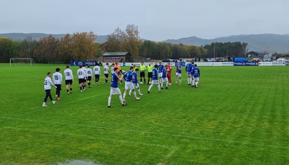 3 poeng rikere etter sesongens neste siste hjemmekamp To fotballag går på banen klare for kamp